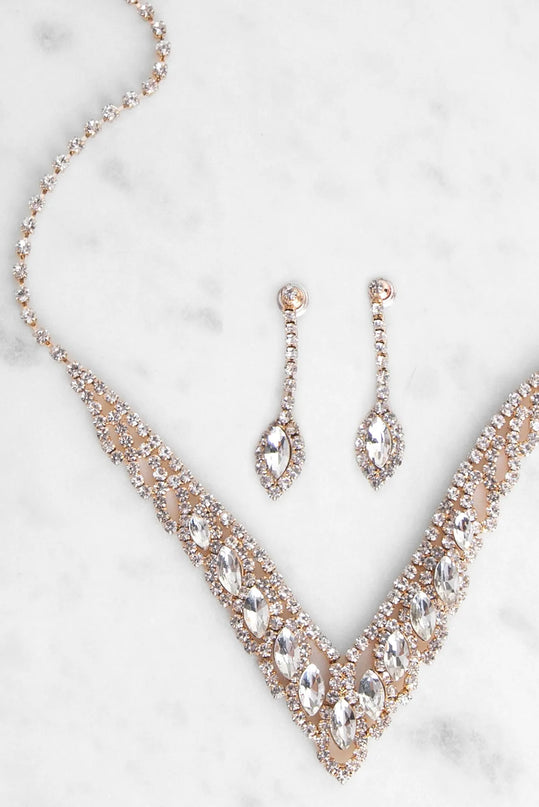 Get ready for any event with the Elegant Tear Drop Rhinestone Set in gold, an essential start to creating a versatile outfit for women for parties, cocktail hours, or Valentine's Day events.