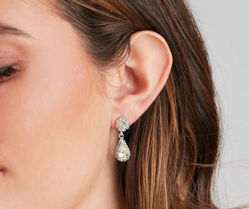 Get inspired with the Elegant Style Rhinestone Necklace And Earrings Set, a feed-worthy silver piece that’s part of Windsor's updated and curated women’s clothing edit packed with must-have 2026 outfit ideas.
