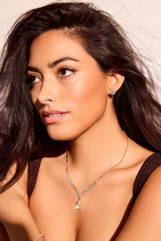Get ready for any event with the Elegant Style Rhinestone Necklace And Earrings Set in rose, an essential start to creating a versatile outfit for women for parties, cocktail hours, or Valentine's Day events.